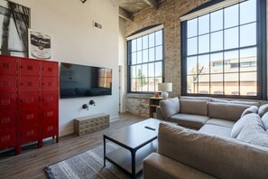 TV - Elegant Short North Factory Loft (Columbus)