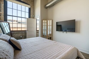 Iron/ironing board, WiFi, bed sheets - Elegant Short North Factory Loft (Columbus)
