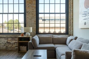 TV - Elegant Short North Factory Loft (Columbus)