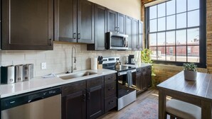 Private kitchen - Spacious Factory Flat (Columbus)
