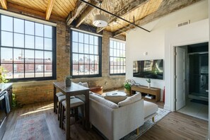 TV - Spacious Factory Flat (Columbus)