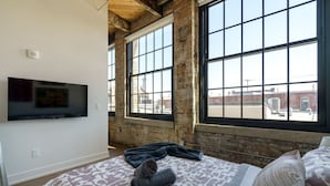 Room - Spacious Factory Flat (Columbus)