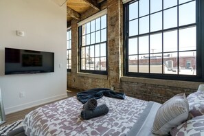 Iron/ironing board, WiFi, bed sheets - Spacious Factory Flat (Columbus)