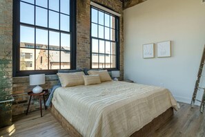 Iron/ironing board, WiFi, bed sheets - The Ellis Loft - Free Parking (Columbus)