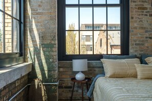 Tabla de planchar con plancha, wifi y ropa de cama 