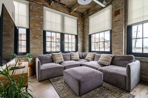 TV - Airy Factory Loft - Short North (Columbus)