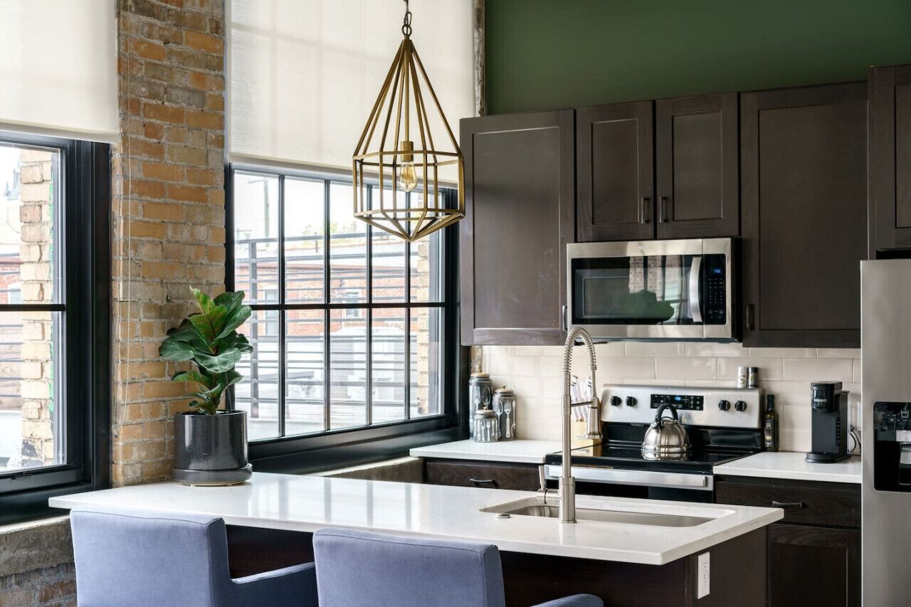 Een koelkast, een magnetron, een oven, een kookplaat