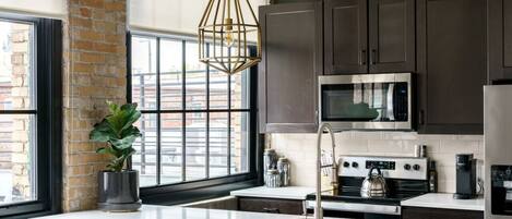 Een koelkast, een magnetron, een oven, een kookplaat