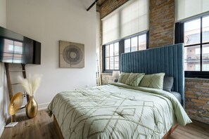 1 bedroom, iron/ironing board, WiFi, bed sheets - Airy Factory Loft - Short North (Columbus)