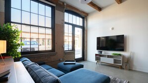 TV - Short North Renovated Factory Loft - Free Parking (Columbus)