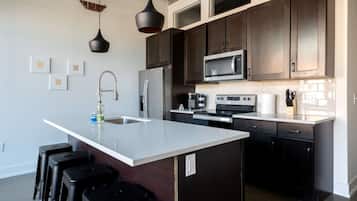 Frigorifero, microonde, forno, piano cottura