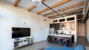 TV - Short North Renovated Factory Loft - Free Parking (Columbus)