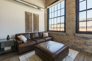 TV - Cozy Short North Loft Apt. (Columbus)