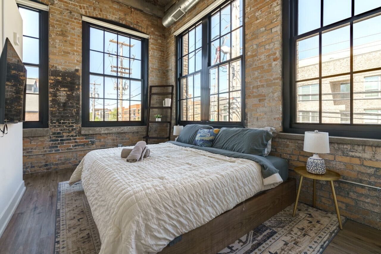 Een strijkplank/strijkijzer, wifi, beddengoed