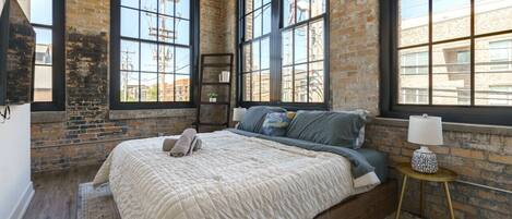 Een strijkplank/strijkijzer, wifi, beddengoed