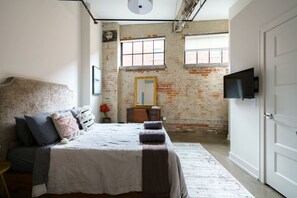 2 bedrooms, desk, iron/ironing board, WiFi - The SOHO Industrial Loft (Columbus)
