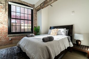 1 bedroom, iron/ironing board, WiFi, bed sheets - Industrial Boho Flat - Short North (Columbus)