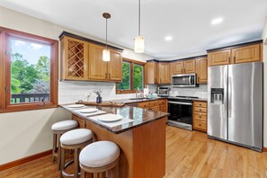 Coffee/tea maker, fridge, microwave, oven - Hot Tub, Gameroom, Outdoor Kitchen & Lakeside! (Mooresville)
