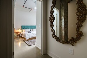 2 bedrooms, desk, iron/ironing board, WiFi - Large 2bd Renovated Factory Loft - Short North (Columbus)