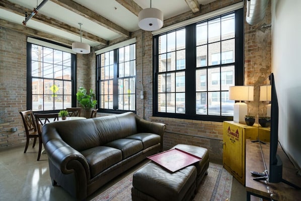 TV - The Corner Suite - Renovated Factory Flat (Columbus)