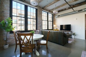 TV - The Corner Suite - Renovated Factory Flat (Columbus)