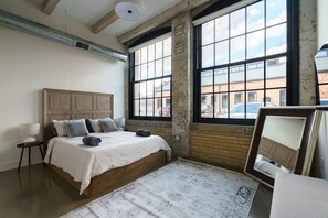1 bedroom, desk, iron/ironing board, WiFi - The Corner Suite - Renovated Factory Flat (Columbus)