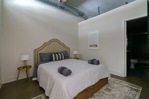 1 bedroom, iron/ironing board, WiFi, bed sheets - The Electric Factory Flat - Short North (Columbus)
