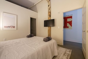 1 bedroom, iron/ironing board, WiFi, bed sheets - The Electric Factory Flat - Short North (Columbus)