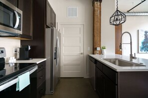 Fridge, microwave, oven, stovetop - Bright Loft Apt Short North -Free Parking (Columbus)