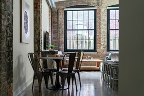 Interior - The Edison Loft - Renovated Factory - Short North (Columbus)