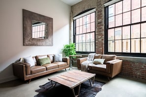 TV - The Hygge Industrial Loft - Short North (Columbus)