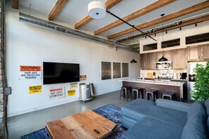 TV - Spacious Industrial Flat - Short North (Columbus)