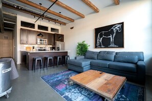 TV - Spacious Industrial Flat - Short North (Columbus)