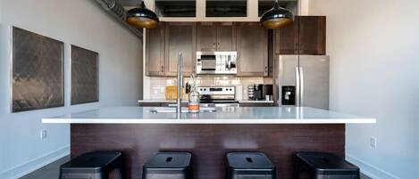 Réfrigérateur, micro-ondes, four, plaque de cuisson