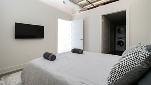 Unclassified image, 3 of 22, button - Spacious Industrial Flat - Short North (Columbus)