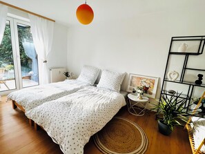 Iron/ironing board, WiFi, bed sheets