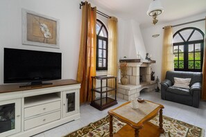 TV, fireplace - Casa dos Pais - Pool & Garden (Alcoutim)