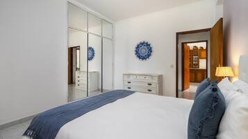 4 bedrooms, iron/ironing board, free WiFi, bed sheets