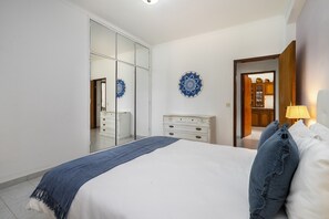 Een strijkplank/strijkijzer, gratis wifi, beddengoed