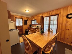 Dining - Creeks Bend {Cabin 3} (Hazelhurst)