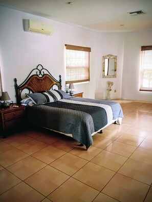 WiFi, bed sheets - Lovely Private 2 bed 2 bath Fully Furnished Apt. Central Location Laceiba (La Ceiba)