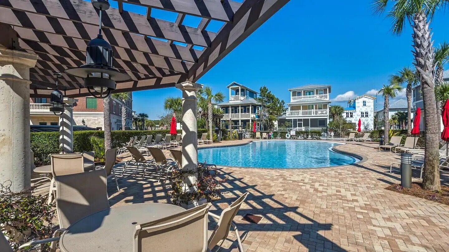 Una piscina al aire libre