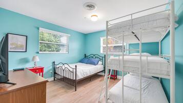 2 bedrooms, iron/ironing board, free WiFi, bed sheets