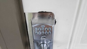 Uma fechadura de porta com teclado numérico.