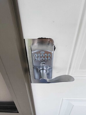 Eine Zierlatte mit Zahlencode.