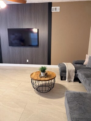 Smart TV - Spacious and cozy retreat in Orlando. minutes from Disney World, Universal (Orlando)