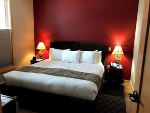 Single Room, 1 King Bed, Hill View - Twisp River Suites (Twisp)