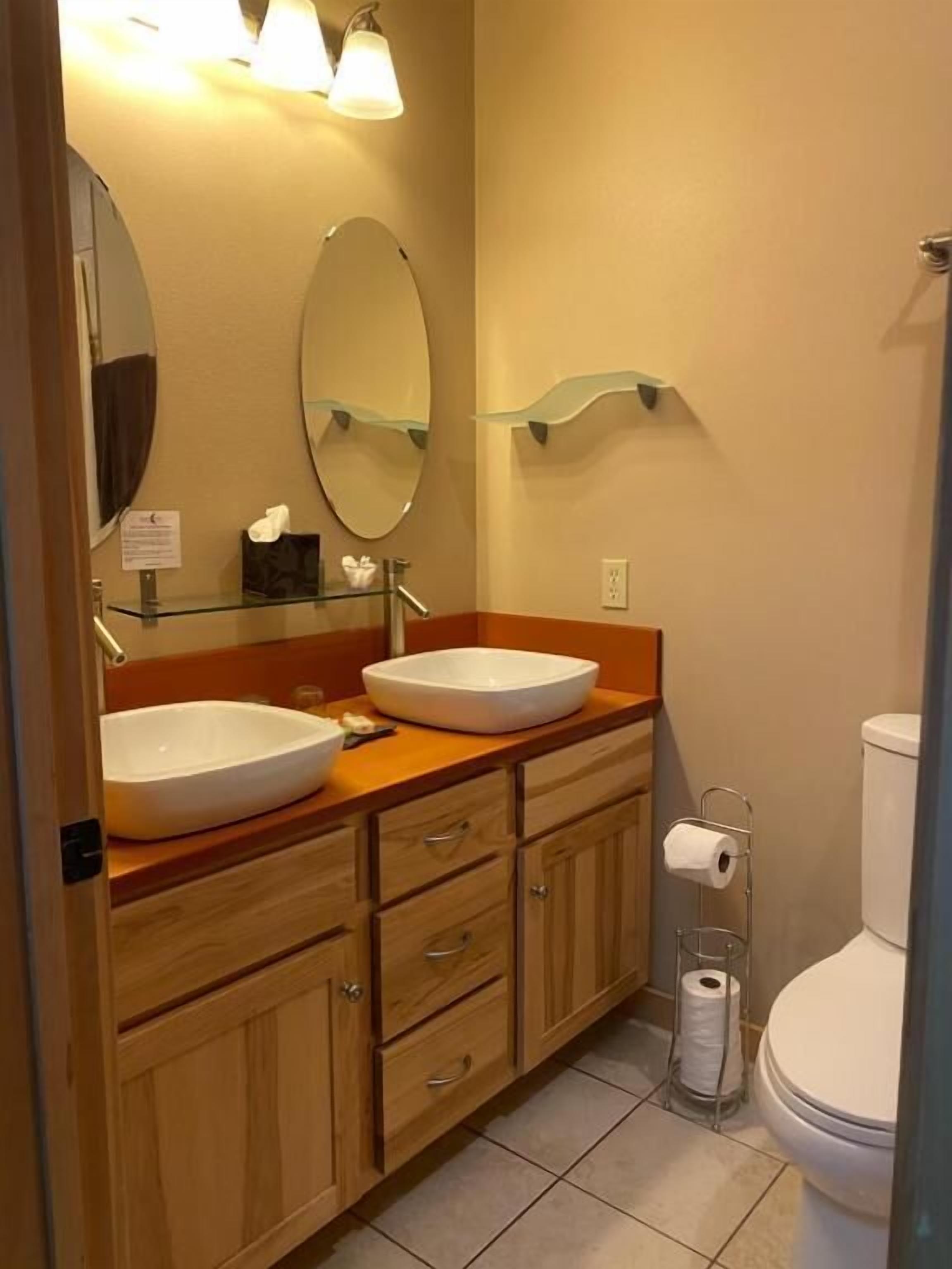 Suite, 1 Queen Bed, River View | Bathroom | Slippers