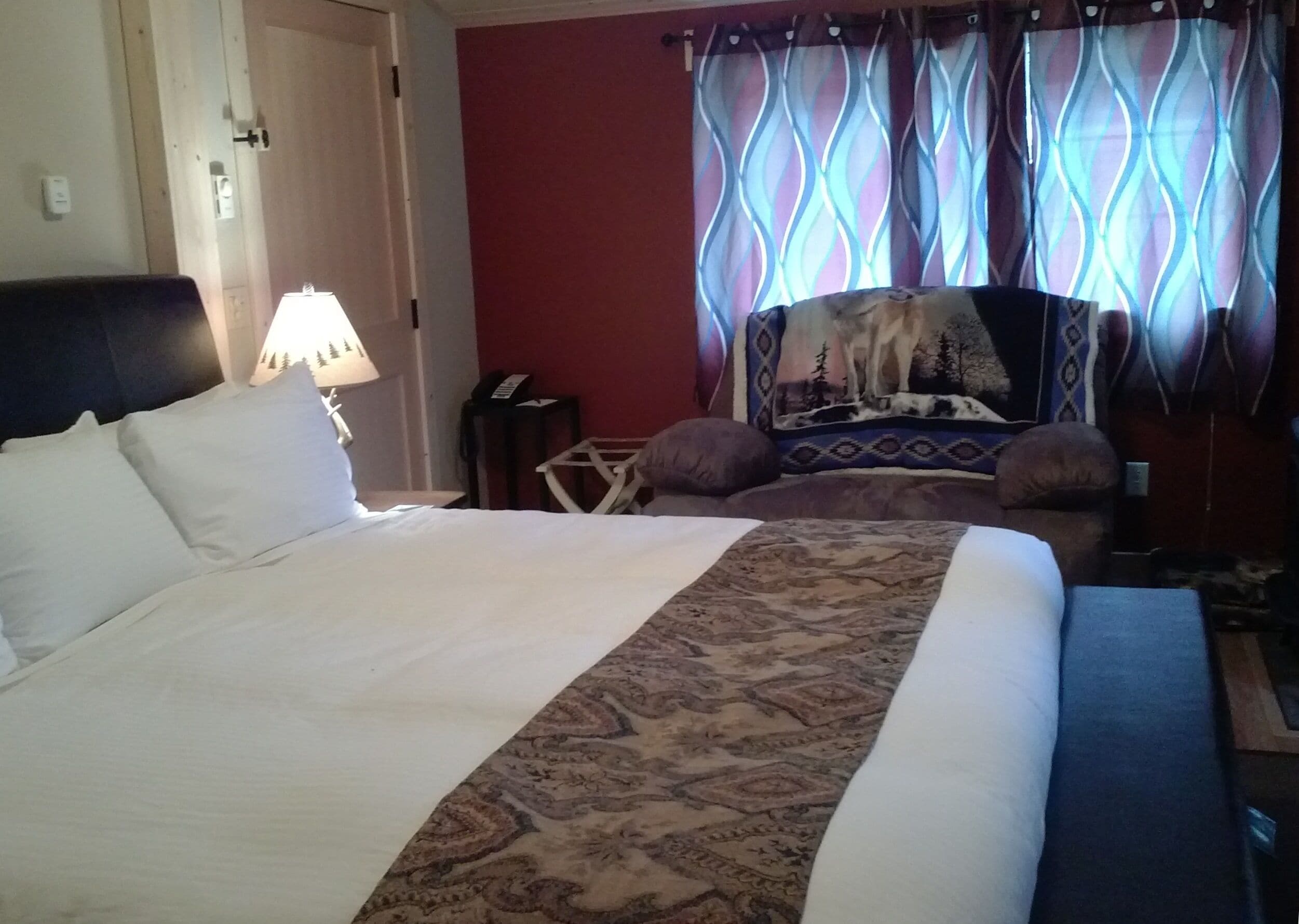 Room, 1 King Bed, Pets Allowed | Iron/ironing board, free WiFi, bed sheets