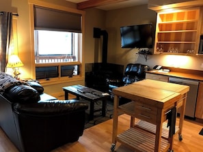 Suite, 1 très grand lit, accessible aux personnes à mobilité réduite, vue fleuve | Coin séjour | Télévision